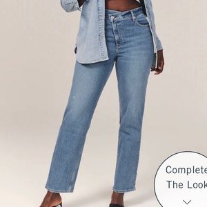 Abercrombie Curve Love Ultra High Rise 90s Straight Jean - 33L / 16L